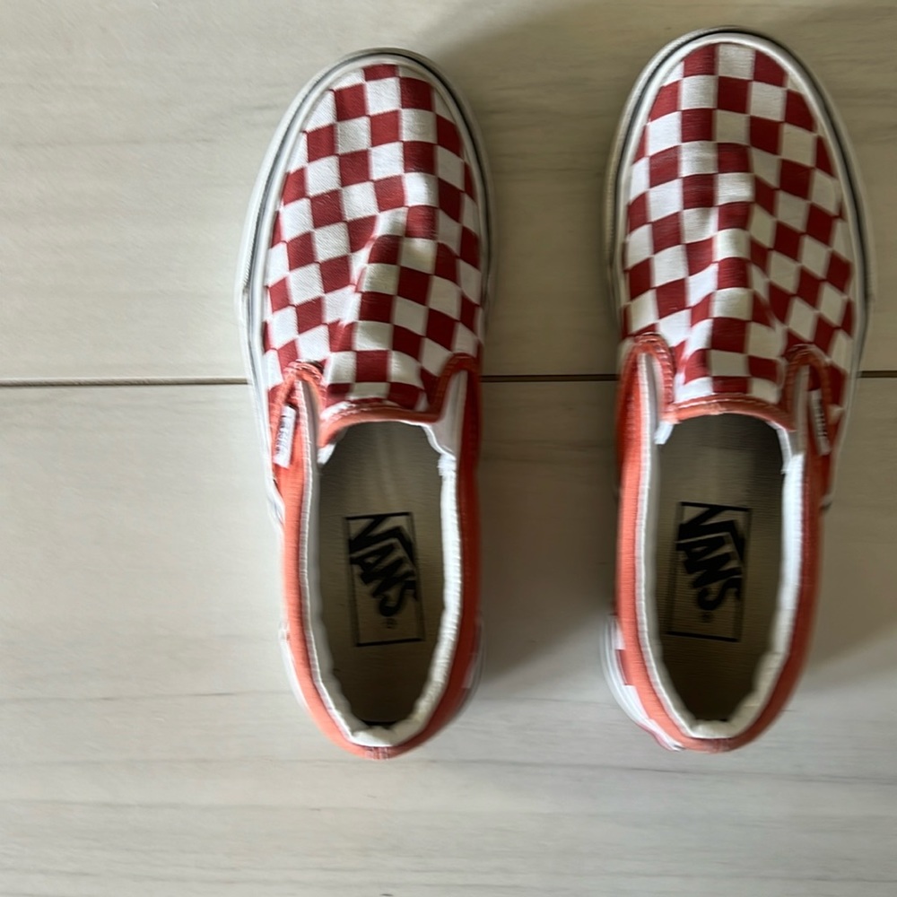 Used boys Vans. Please see pics size 5 . Thank you